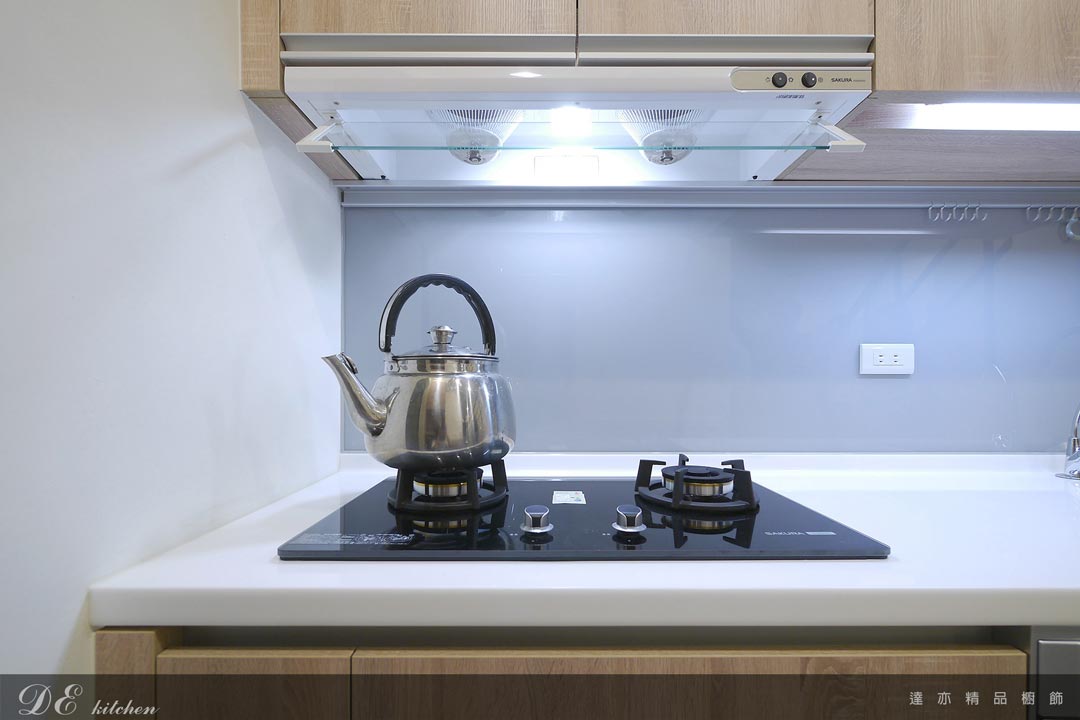 廚房設計｜SAKURA 隱藏式除油煙機｜SAKURA 二口小面板易清檯面爐